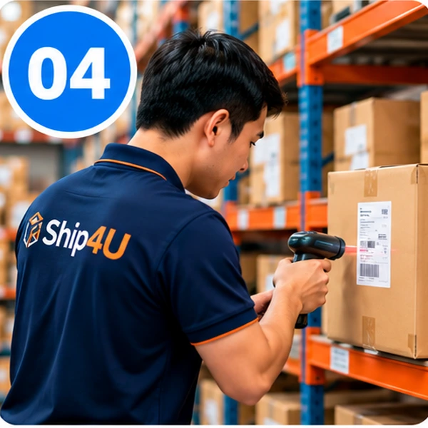 พนักงาน Ship4U หยิบสินค้าในคลัง